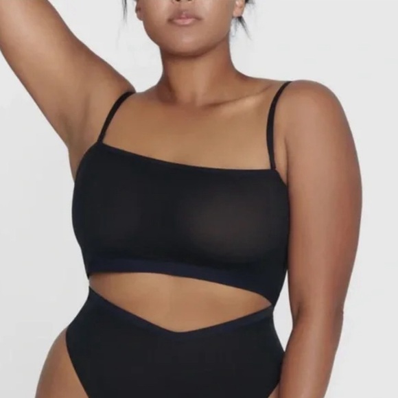 SKIMS Powermesh Bandeau Bralette In Onyx - Picture 2 of 12